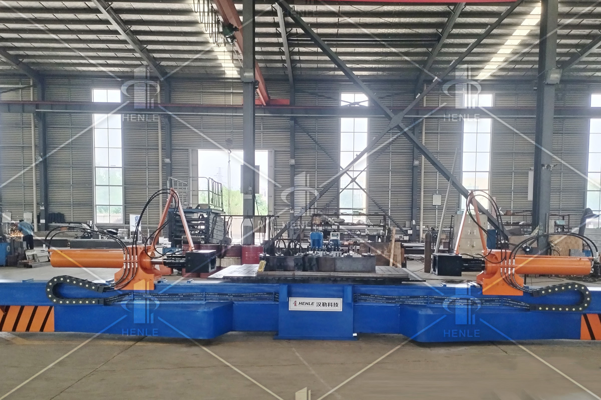 方管拉彎，一次成形操作現(xiàn)場